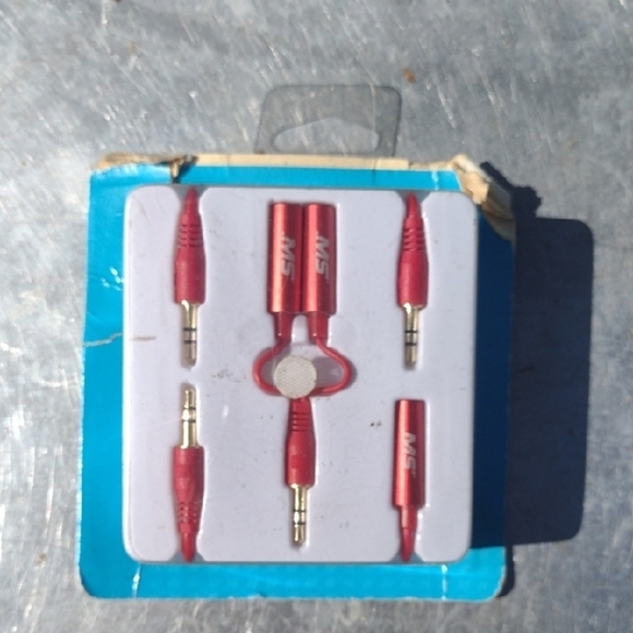 Red Audio Adapter Set NWT - Picture 1 of 3